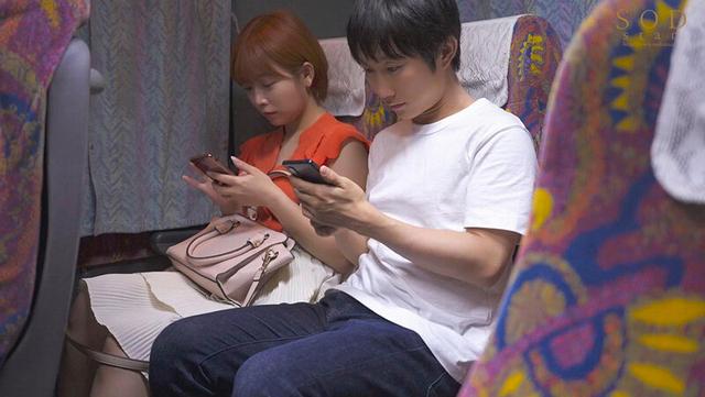 大型連休の高速バスが事故渋滞にハマって…。都内に帰るまでの7時間、声の出せない状況で隣の人妻に囁き誘惑されまくった。（2023年7月末日） 紗倉まな サンプル画像 16