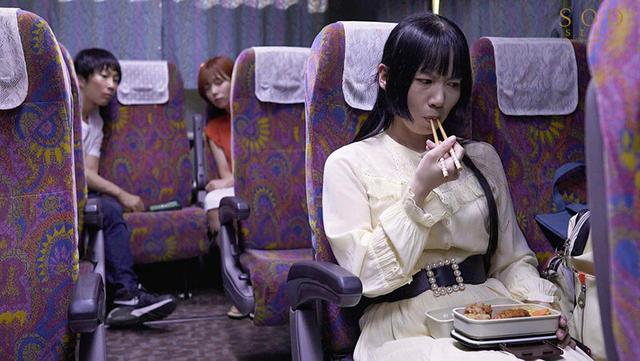 大型連休の高速バスが事故渋滞にハマって…。都内に帰るまでの7時間、声の出せない状況で隣の人妻に囁き誘惑されまくった。（2023年7月末日） 紗倉まな サンプル画像 8