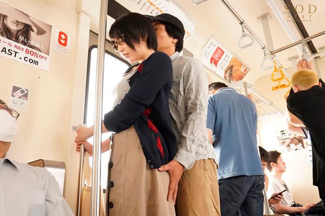 声が出せない電車の中で集団痴● 陰湿な乳揉み おもちゃ責めで開発されていく性に 疎い女子大生地味子「嫌だけど身体だけが気持ちよくなっていくんです…」23 歳 夏目さん 仮名 夏目響 サンプル画像 3