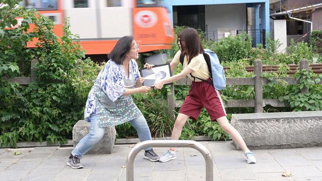 アラサー喪女ニート2 母親と喧嘩して家出した従姉が自宅へ来て、自分よりクソニートだとレッテルを貼られた。 隠れ巨乳の従姉（27） 天宮花南 サンプル画像 3