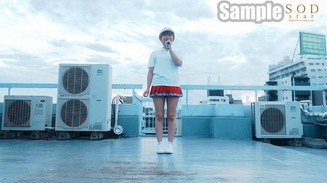 ヒーローショーの司会進行をしている元気で明るいお姉さんのお仕事は、楽屋裏で性欲処理として中出し輪●される事も含まれています。 紗倉まな サンプル画像 2