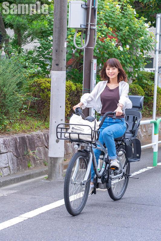 保育園に子供を送ってから迎えまでの8時間 長男のサッカースポ少のコーチと、不倫セックスしまくっている絶倫ママチャリ妻。 天宮花南 サンプル画像 2