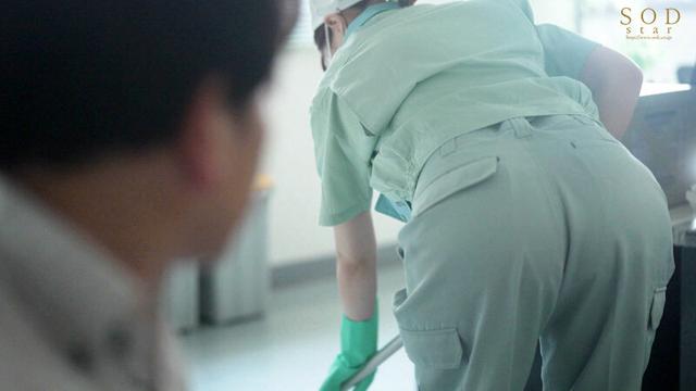 オフィス清掃員Tさんのマ〇コがドストライクすぎて…清掃服の下に隠した名器で何度も即ハメ即中出しさせてくれるから仕事がはかどる！ 唯井まひろ サンプル画像 3