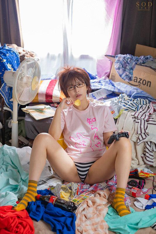 突然、弟が数年ぶりに帰省した。実家暮らしの私は三十路なのに未だ家事手伝い（ニート）で恥ずかしかった。 アラサー喪女ニート 隠れエロ尻の姉（30） 紗倉まな 【AV debut 12周年記念 特典映像付き】 サンプル画像 20