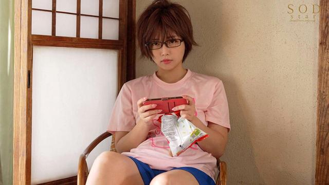 突然、弟が数年ぶりに帰省した。実家暮らしの私は三十路なのに未だ家事手伝い（ニート）で恥ずかしかった。 アラサー喪女ニート 隠れエロ尻の姉（30） 紗倉まな 【AV debut 12周年記念 特典映像付き】 サンプル画像 4