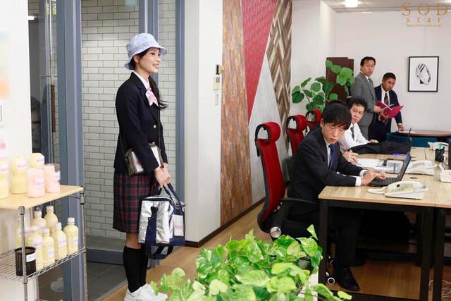反り勃ったチ〇ポと溜まった精液を毎日笑顔で舐めとってくれる性交販売レディ本庄さんに密着 本庄鈴 サンプル画像 4