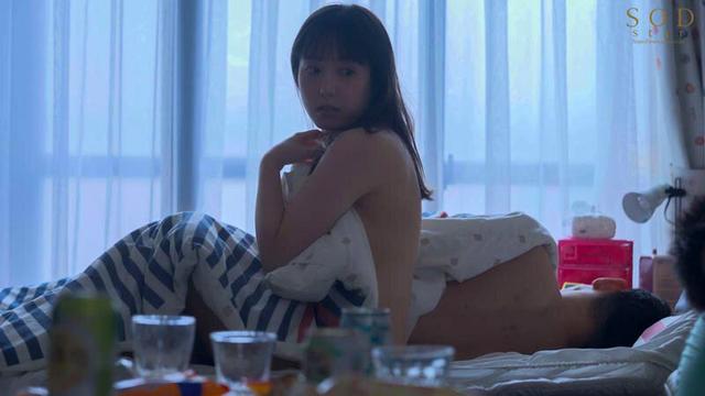 仲の良い会社の同期2人（男）と飲んだら、エロい雰囲気になって宅飲み3P。その後も関係が続いて…オフィス、自宅で、ハメまくった美人OL 矢埜愛茉 サンプル画像 10