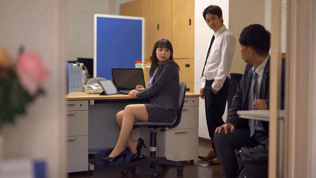 仲の良い会社の同期2人（男）と飲んだら、エロい雰囲気になって宅飲み3P。その後も関係が続いて…オフィス、自宅で、ハメまくった美人OL 矢埜愛茉 サンプル画像 11