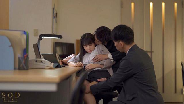 仲の良い会社の同期2人（男）と飲んだら、エロい雰囲気になって宅飲み3P。その後も関係が続いて…オフィス、自宅で、ハメまくった美人OL 矢埜愛茉 サンプル画像 18