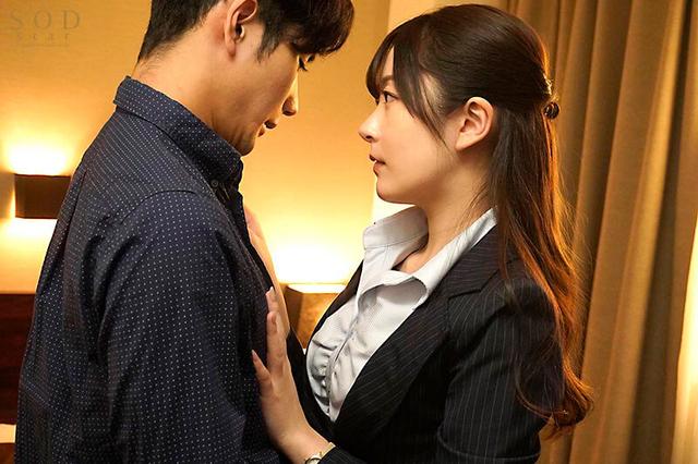 内見にきた新婚夫婦の旦那を寝取って契約成立させる不動産レディの生ハメ中出し営業 青空ひかり サンプル画像 8