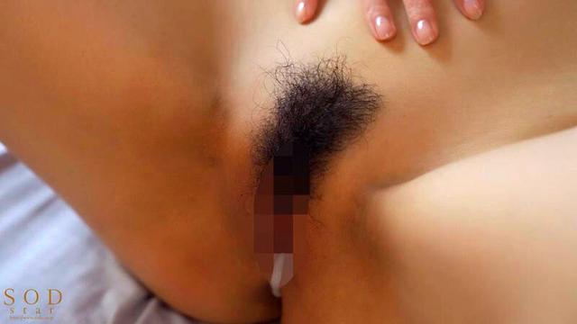 僕の住むアパートの隣室の美人妻は欲求不満だった。夫婦喧嘩で空いた直径10cmの壁穴越しに立ちバックで膣奥を突きまくった密かな不倫関係5日間。 本庄鈴 サンプル画像 19