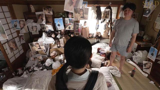 引きこもり訪問支援 ゴミ屋敷に放置された大量のシコティッシュに見かねて内緒でチンカス塗れのチンチンも笑顔で性サポートしてくれる優しいお手伝いさん 小湊よつ葉 サンプル画像 10