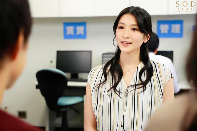 同棲するため物件を内見にきたカップルの彼氏を寝取って生ハメ中出しさせる淫乱美脚な不動産レディ 本庄鈴 サンプル画像 3