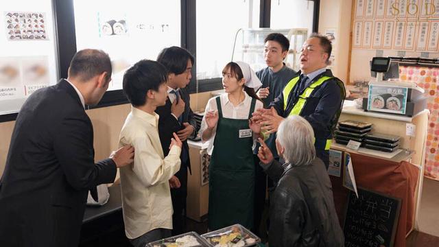 町のマドンナお弁当屋のひかりさんは8時間勤務後に夜な夜な客を試食しまくり胃も身体も虜にする。青空ひかり サンプル画像 12