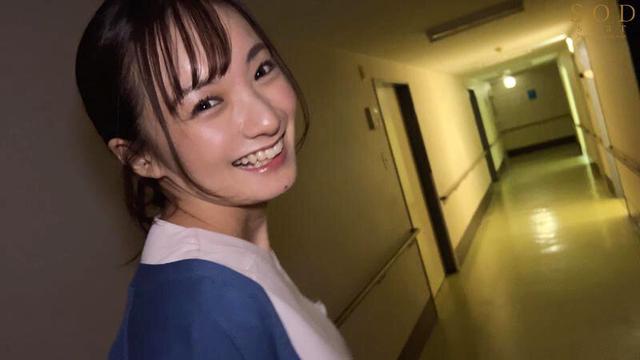 検査入院のため訪れたクリニックで偶然再会した元カノナースと、夜勤中こっそりいたるところで生フェラ＆ベロチューしまくった。 渚恋生 サンプル画像 17