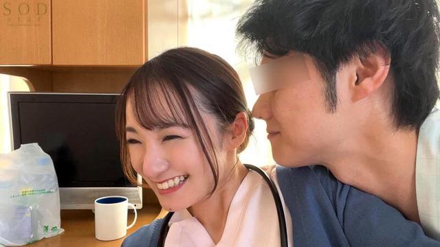 検査入院のため訪れたクリニックで偶然再会した元カノナースと、夜勤中こっそりいたるところで生フェラ＆ベロチューしまくった。 渚恋生 サンプル画像 3