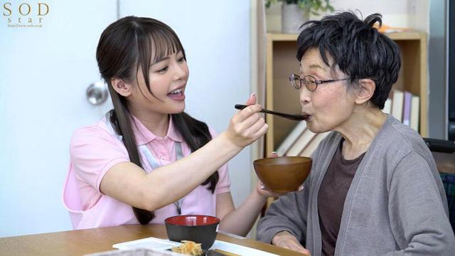 人格支配済性処理ダッチワイフ販売中。 施設のお爺ちゃん、お婆ちゃんから孫の様に溺愛されている 介護福祉士ゆなさん 小倉由菜 サンプル画像 3