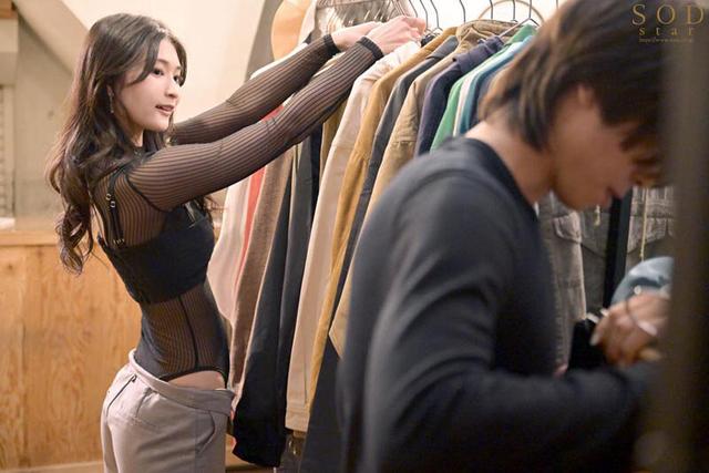 店内で客を全裸にして●制射精させるお洒落でセクシーな服屋の誘惑店員さん 本庄鈴 サンプル画像 8