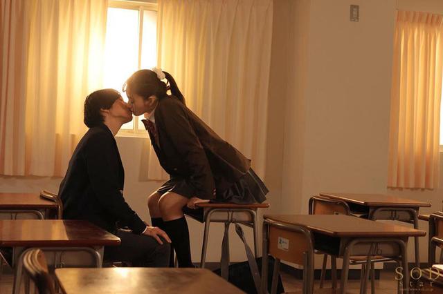 「ひさしぶりに学校いってみいひん？」かつての同級生と10年ぶりに再会。当時ヤリまくっていた思い出の校舎…は跡形もなく…廃墟になった母校の冷たいコンクリートに彼女を押しあて何度も何度も腰を打ちつけた 渚恋生 サンプル画像 4