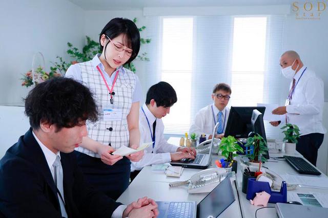 デリヘル呼んだらいつも領収書を突っ返してくる経理部の欲求不満OLと遭遇「まさか、飲食代で落とさないでくださいよ…」と言いつつ生本番させてくれ自宅でも会社でもヌいてくれる関係に 夏目響 サンプル画像 14