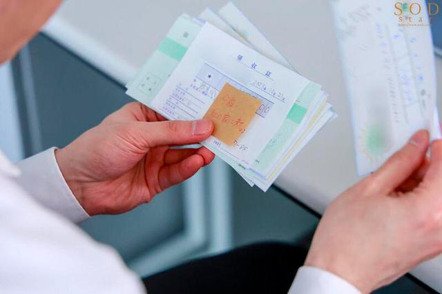 デリヘル呼んだらいつも領収書を突っ返してくる経理部の欲求不満OLと遭遇「まさか、飲食代で落とさないでくださいよ…」と言いつつ生本番させてくれ自宅でも会社でもヌいてくれる関係に 夏目響 サンプル画像 16
