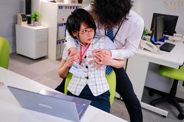 デリヘル呼んだらいつも領収書を突っ返してくる経理部の欲求不満OLと遭遇「まさか、飲食代で落とさないでくださいよ…」と言いつつ生本番させてくれ自宅でも会社でもヌいてくれる関係に 夏目響 サンプル画像 9
