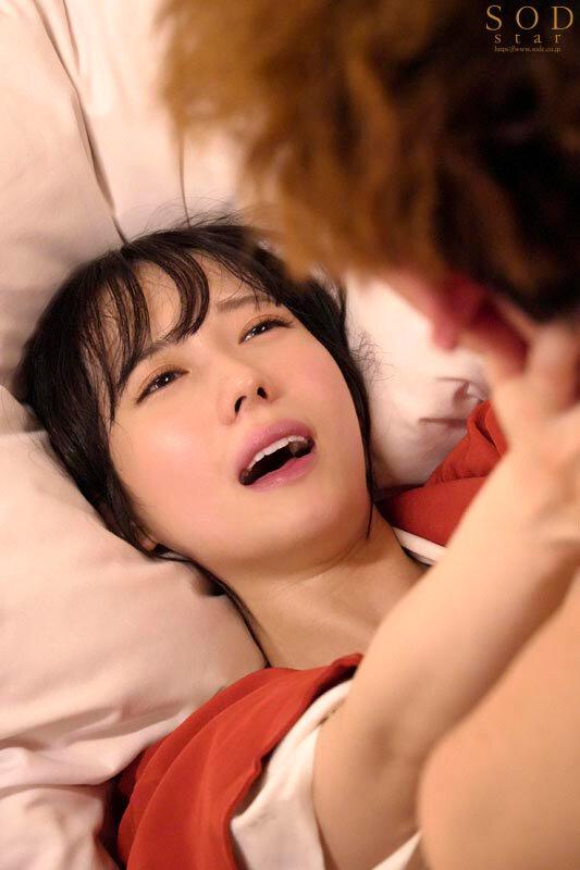 温泉旅行中の単独客やカップル 夫婦の男性を誘惑 館内で寝取りセックスをくり返す淫乱美人な若女将 小湊よつ葉 サンプル画像 13