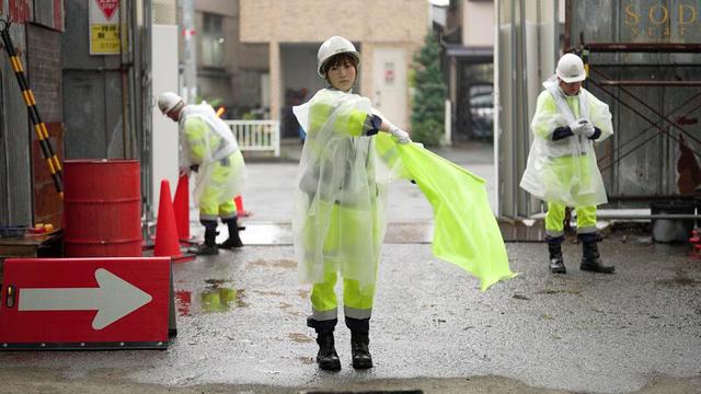 夫婦のこれからのために始めた交通誘導バイトで出会った年下ガテン系と待機中不倫SEX 天宮花南 サンプル画像 3