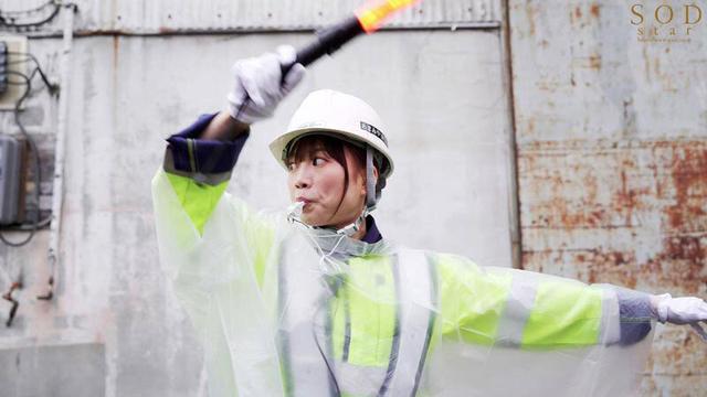 夫婦のこれからのために始めた交通誘導バイトで出会った年下ガテン系と待機中不倫SEX 天宮花南 サンプル画像 4