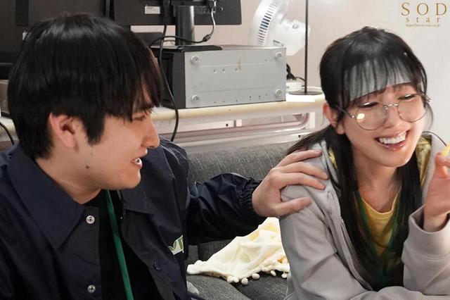 激務な報道局で働くボクが欲求不満な美人ディレクターを刺激したらエロスイッチを入れてしまい何度も誘惑されて…シャワーも浴びずに編集所に籠って汗だくセックスに明け暮れた 小湊よつ葉 サンプル画像 4