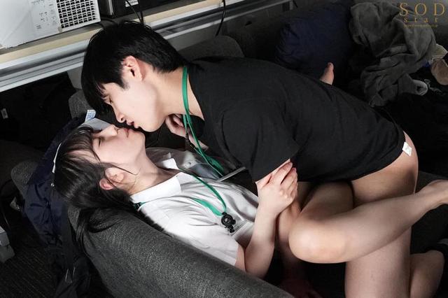 激務な報道局で働くボクが欲求不満な美人ディレクターを刺激したらエロスイッチを入れてしまい何度も誘惑されて…シャワーも浴びずに編集所に籠って汗だくセックスに明け暮れた 小湊よつ葉 サンプル画像 8