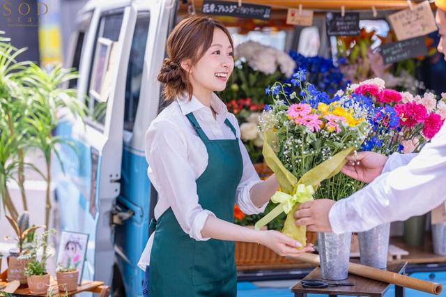 移動式花屋を営んでいる夫婦の妊活は、見知らぬ男達に妻を寝取らせた後にする【至高の10ピストン即中出し】で着床を目指している。 青空ひかり サンプル画像 2