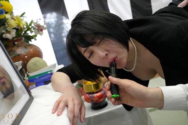 ガンギマリ喪服未亡人 葬儀会場で親戚達に媚ヤクを盛られ、2年振りの快楽にキメセク痙攣エクスタシーし続ける… 夏目響 サンプル画像 5