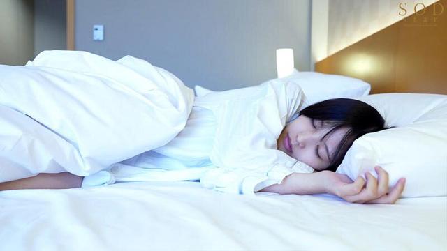 禁断の関係だった元教え子と5年ぶりの再会。大人になった彼女とホテルに巣ごもり燃えるような不倫SEXで猿みたいに中出し絶頂をし続けた。柴崎はる サンプル画像 12