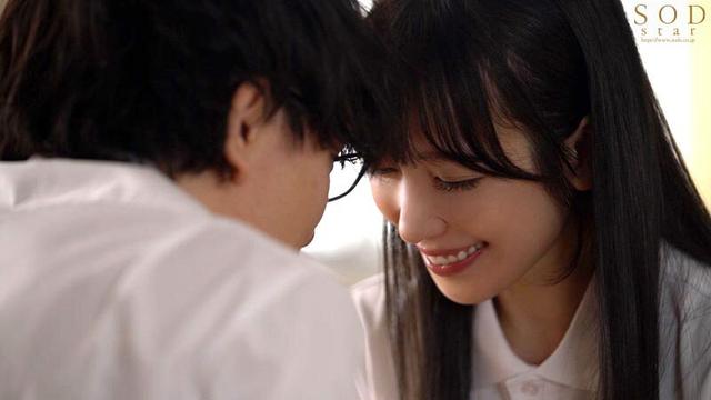 校内で露出誘惑して身も心も弄んでくるイタズラな美少女は幼馴染で誰もが知る有名芸能人。経験乏しい僕らは発情するがまま中出ししまくって所構わずヤりまくった絶倫アオハルSEX。 小湊よつ葉 サンプル画像 5