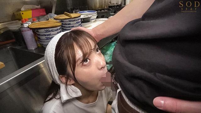 ラーメン屋唯一の女バイト、汗だくガテン系店員の性欲発散を担うセクハラOK娘。 渚恋生 サンプル画像 12