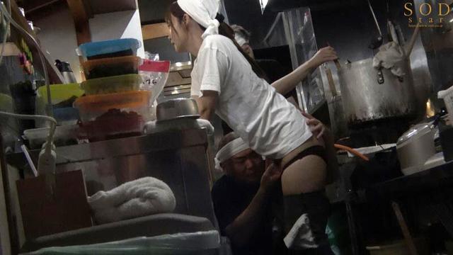 ラーメン屋唯一の女バイト、汗だくガテン系店員の性欲発散を担うセクハラOK娘。 渚恋生 サンプル画像 17