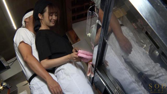 ラーメン屋唯一の女バイト、汗だくガテン系店員の性欲発散を担うセクハラOK娘。 渚恋生 サンプル画像 4