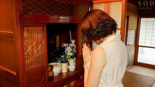 夫の命日NTR 亡き夫との思い出が詰まった家で故人とのエピソードを語らいながらハメたおせ！ 夏目響 サンプル画像 5