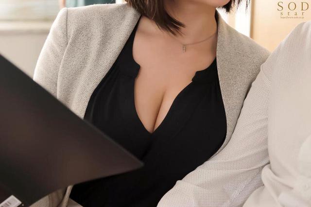 同棲するため物件を内見にきたカップルの彼氏を寝取って生ハメ中出しさせる淫乱巨乳な不動産レディ 夏目響 サンプル画像 3
