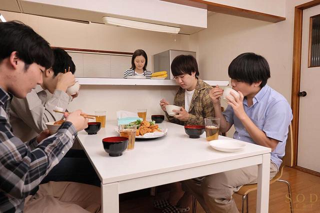 男勝りな大学寮母は工業大生たちの実技試験の練習台として毎日乳首いじりされチクイキしている。開発され続け大きく成長したデカ乳頭。 青空ひかり サンプル画像 3
