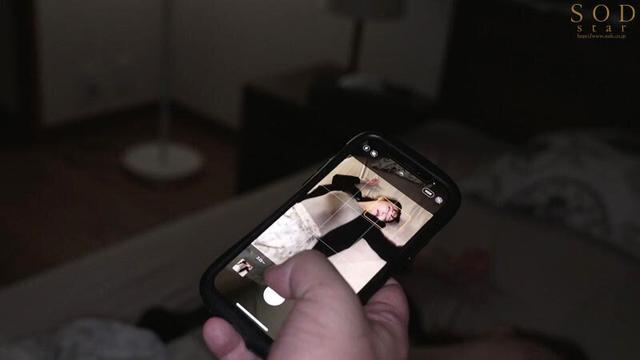 毎週土曜日、必ず俺の家の目の前で潰れている迷惑カップル。泥●中の彼氏の目を盗みだらしない彼女を1ヵ月かけて【オートマイキ（全自動絶頂）】するまで開発した。小倉由菜 サンプル画像 4