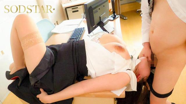 職場でもお構いなしにバレたらヤバい場所で涙目イラマ 年下部下を沼らせる喉奥性感帯のシゴデキ女主任 彩月七緒 サンプル画像 12