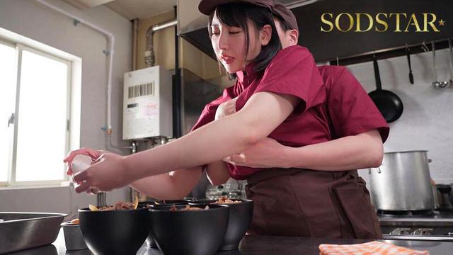 隠れ極上エロボディの牛丼チェーン店で働くパート主婦が学生バイトと避妊具なしでネチョベロ不倫中出しSEX 夏目響 サンプル画像 12