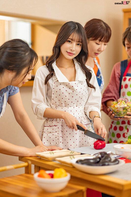 料理教室終わりの2時間…生徒の独身男性と週一不倫を繰り返す絶倫ママさん料理系インフルエンサー（26歳・既婚） 星空めい サンプル画像 2