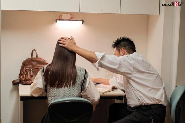 医学部志望の予備校生（19）におっぱいハラスメントを繰り返すワイセツ講師 連日の粘着指導で断り切れない女子生徒を乳イキ体質に育てあげる。 朝野りる サンプル画像 12
