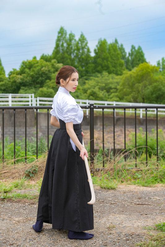薙刀術三段全日本3位！素人麗しママが息子の私立小学校の為にAVデビュー！その強さに惨敗し、キレた野獣三兄弟が中出し3発×顔射3発の無残レ●プ！ 橘奏海 サンプル画像 1