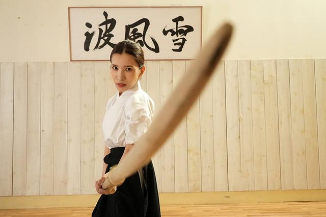 薙刀術三段全日本3位！素人麗しママが息子の私立小学校の為にAVデビュー！その強さに惨敗し、キレた野獣三兄弟が中出し3発×顔射3発の無残レ●プ！ 橘奏海 サンプル画像 16