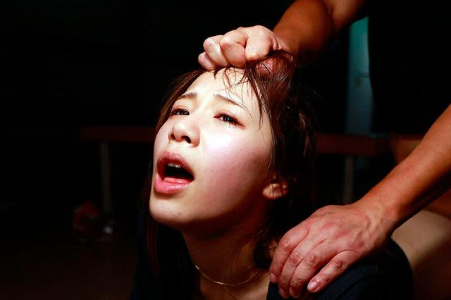 ネズミ講式非道の連鎖！下校中のお嬢様学校の女子○生！巻き添えレ●プ！2 「自分だけ不幸だと明日から学校行けないよね？嫌いな子をもっと酷い目に合わせちゃいなよ？」と、表面上は仲良しだけど、心の底ではクソ嫌いな‘自称親友’を呼び出させ首絞め！鬼イラマ！イカせ… サンプル画像 9