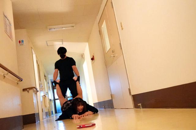 ネズミ講式非道の連鎖！下校中のお嬢様学校の女子○生！巻き添えレ●プ！ 4「自分だけ不幸だと明日から学校行けないよね？嫌いな子をもっと酷い目に合わせちゃいなよ？」と、表面上は仲良しだけど、心の底ではクソ嫌いな‘自称親友’を呼び出させ首絞め！鬼イラマ！… サンプル画像 1